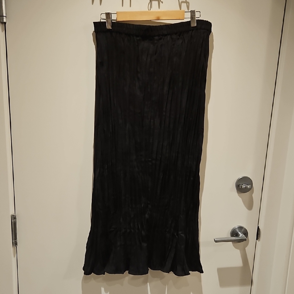NWOT Black Midi Crinkle Skirt - M